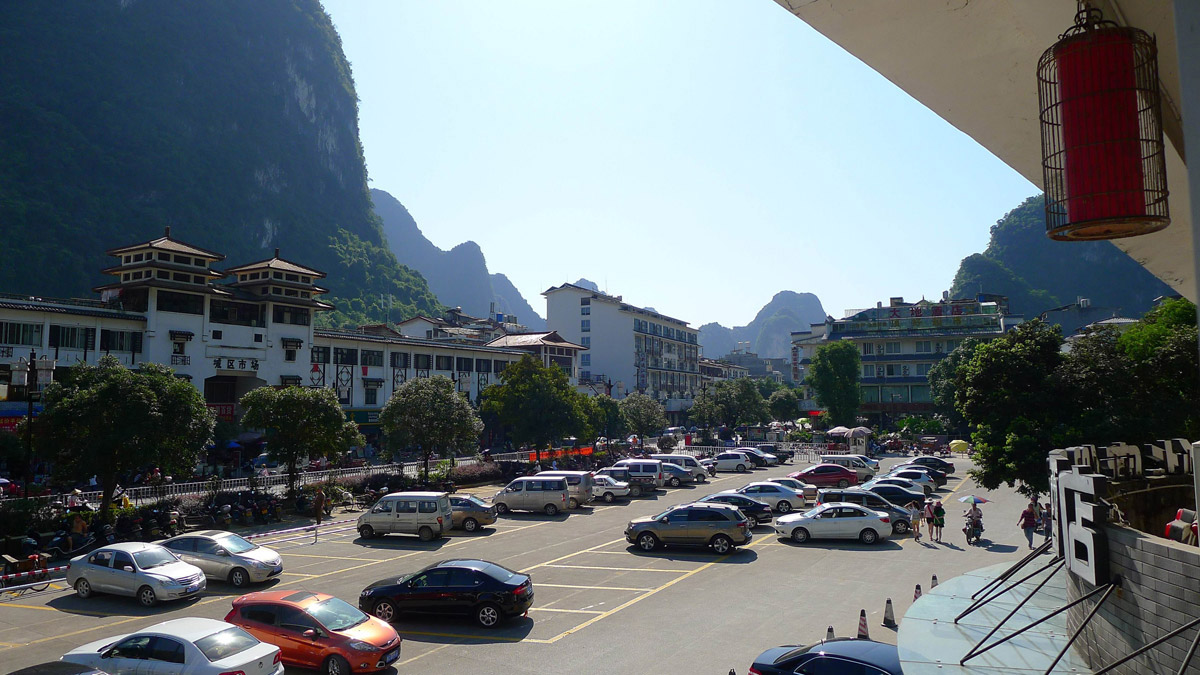 红原酒店停车场